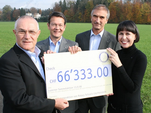 Distrikts-Governor Urs Herzog freut sich über den Luzerner-Check, überreicht von Thomas Schärli, Projektkoordinator, Jürg Meyer, Finanzchef, OK-Präsidentin Marion Klein (von links).